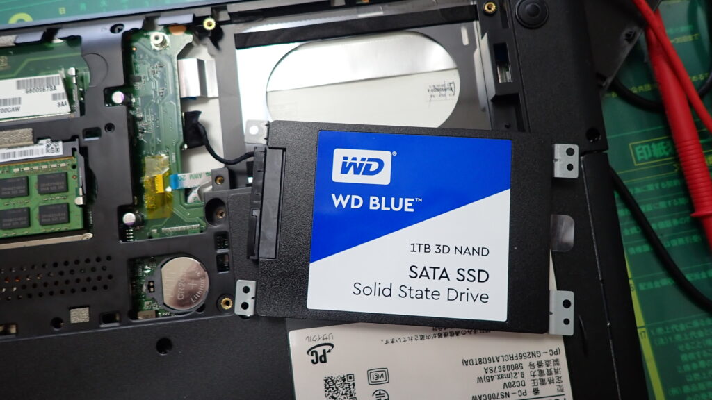 ハードディスク／SSD、メモリ交換